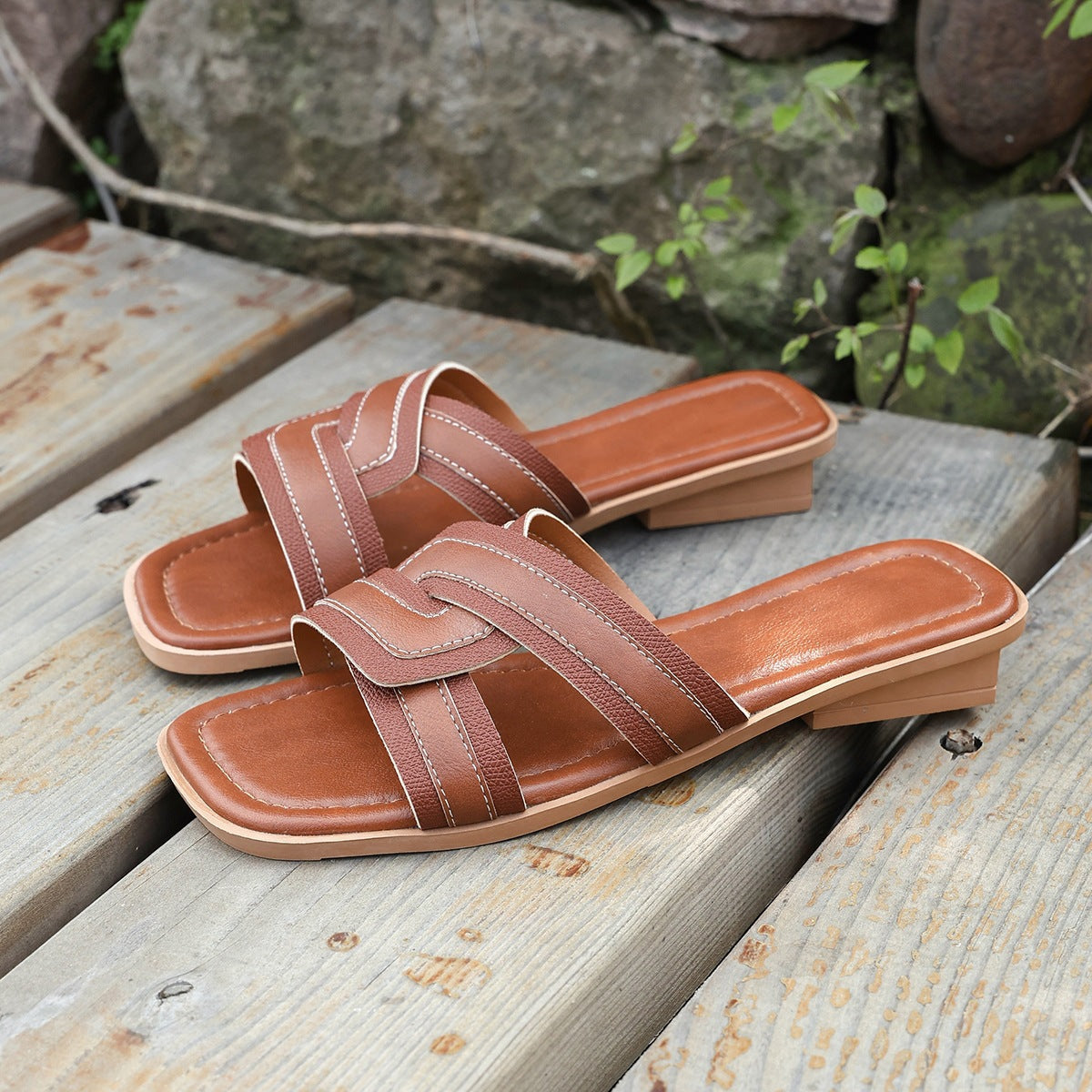 Damen Modische Riemensandalen mit bequemer Sohle und eleganten Überkreuz-Riemen