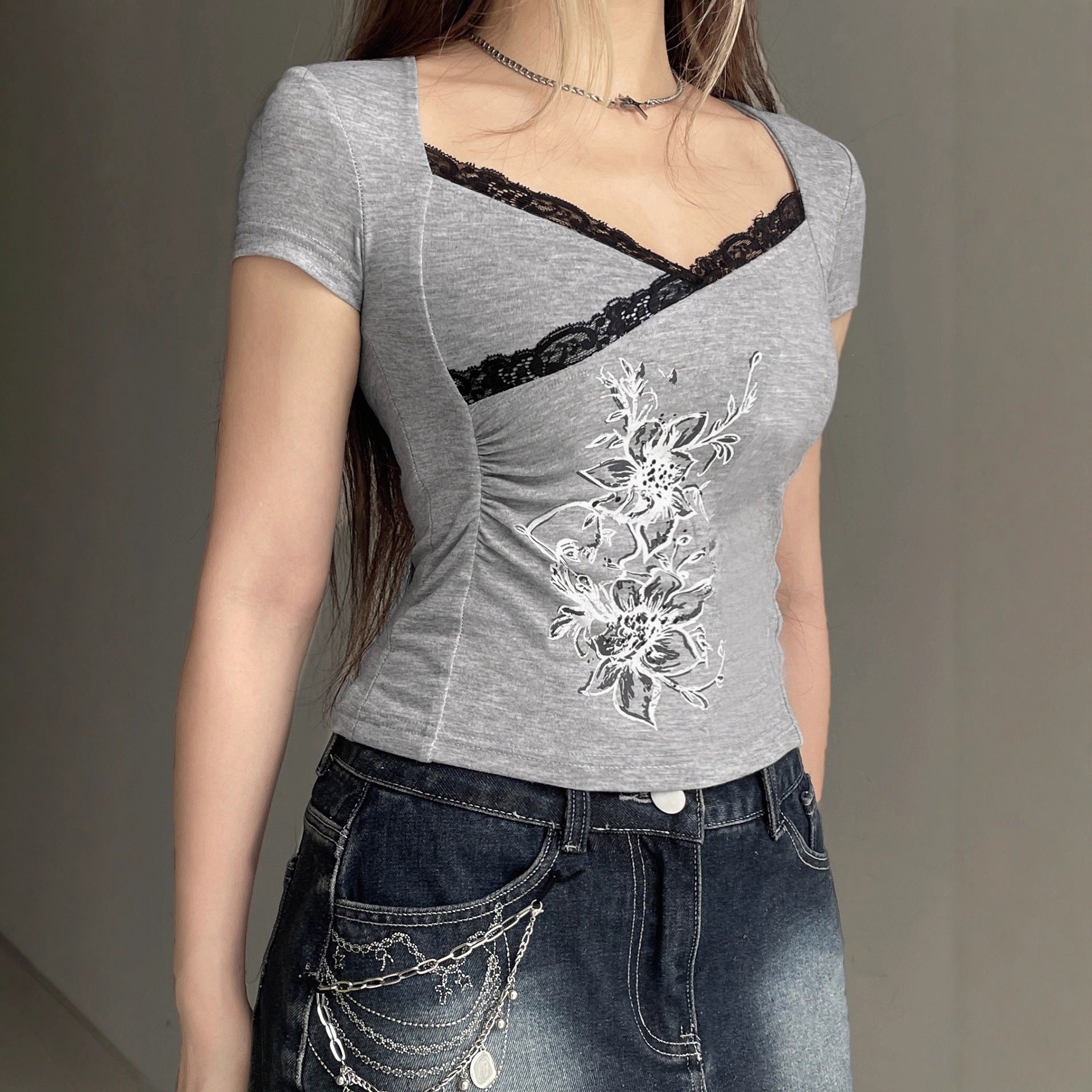 Damen figurumspielendes Oberteil mit eleganter Spitzenverzierung R&B