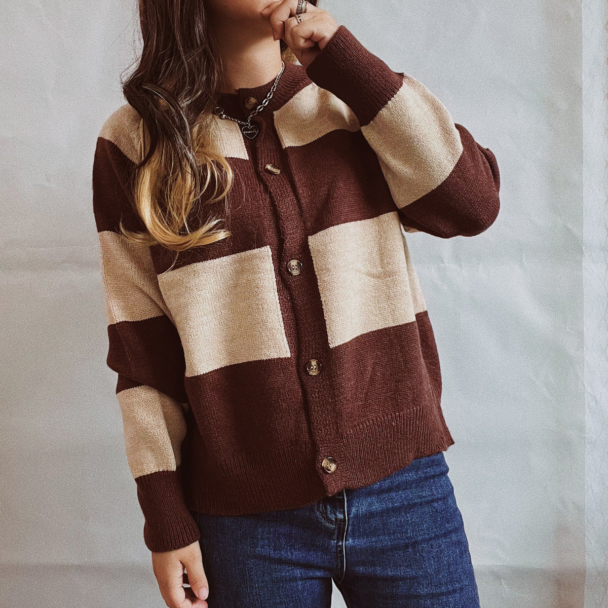 Damen lässige Strickjacke mit modischem Blockstreifenmuster und hochwertigen Knöpfen R&B
