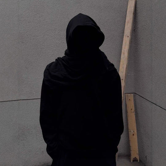 Unisex nan Kapuzenpullover im Gebrauchsspurenstil mit angeschlossenem Schlauchschal und ausgefransten Öffnungen R&B