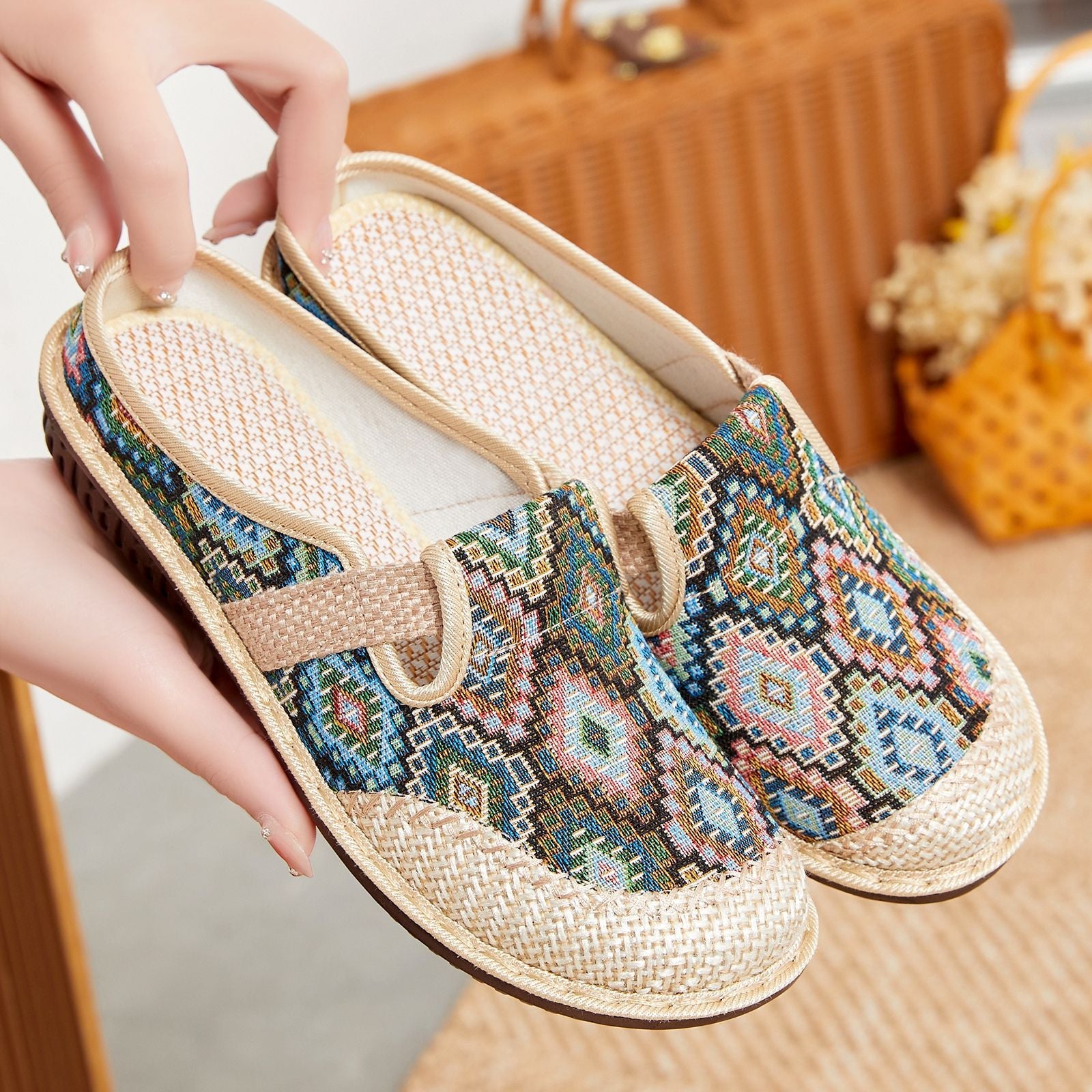 Damen Komfortable Slip-On Clogs mit buntem Muster und flexiblem Riemen R&B