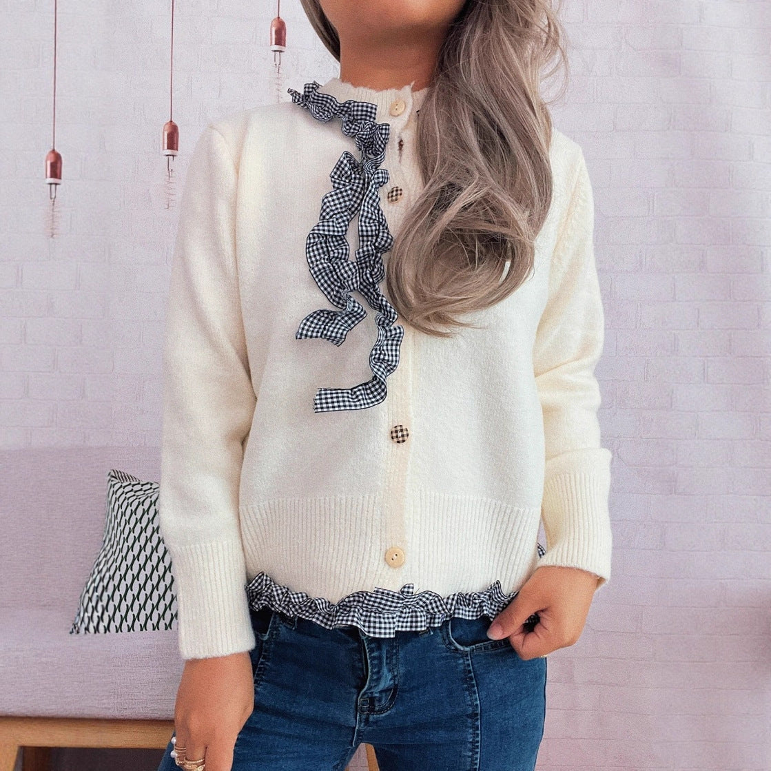 Damen Strickjacke mit romantischem Rüschenabschluss und detailverliR&Btem Knopfdurchzug R&B