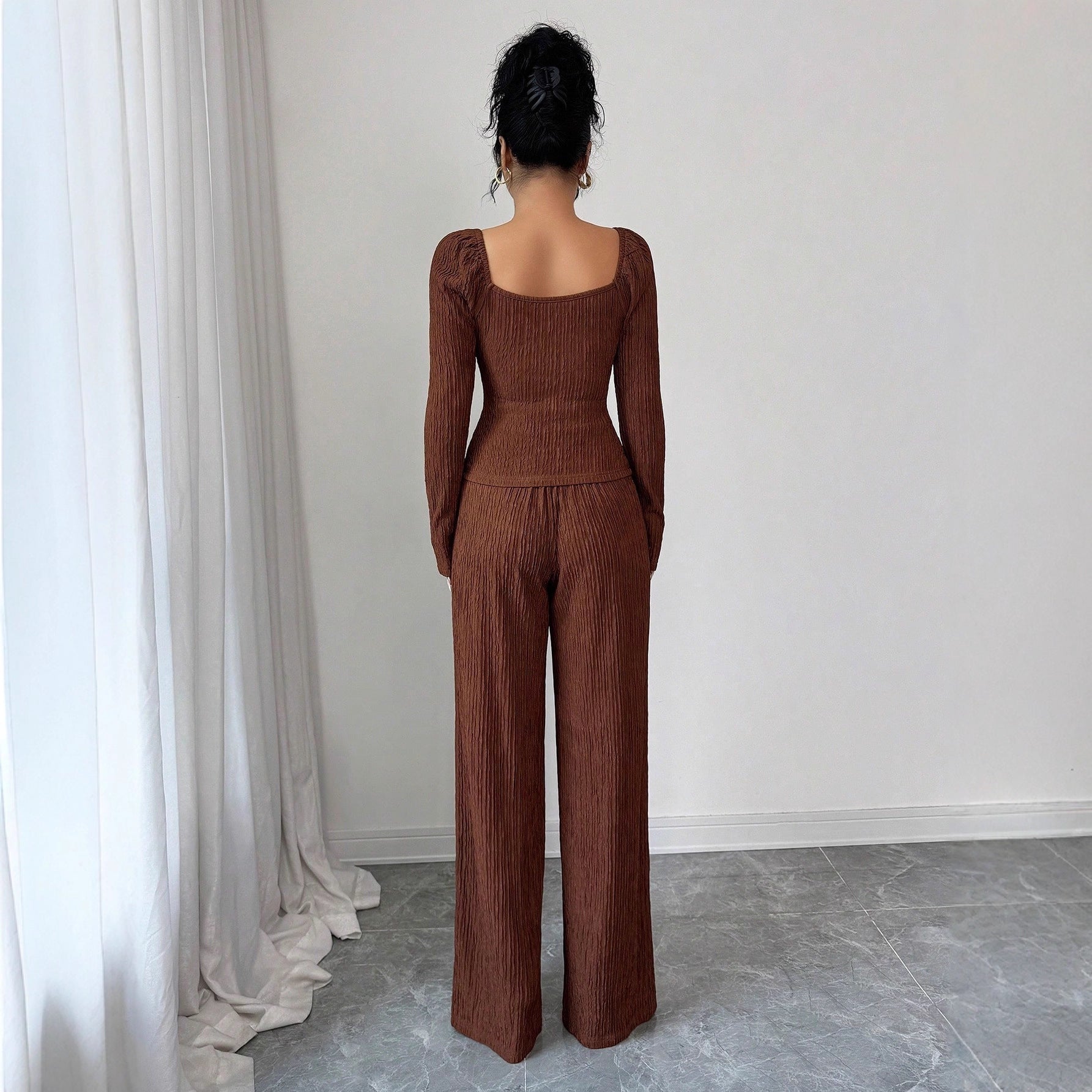Damen nan tailliertes Blusen- und Hosen-Set aus Crinkle-Plissee mit Puffärmeln und Zierknöpfen R&B