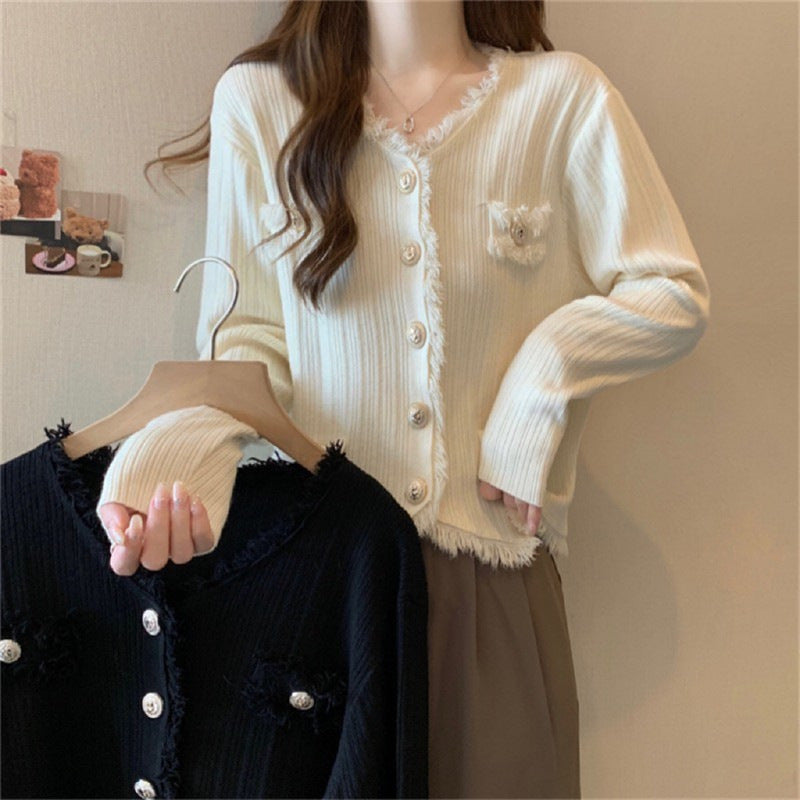 Damen gemütliche Strickjacke mit dezenten Fransen und modischen Knöpfen