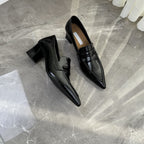 Damen spitze Pumps mit elegantem Riemen und bequemen Blockabsatz