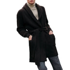 Herren Strickmantel mit breitem Gürtel und praktischen Taschen