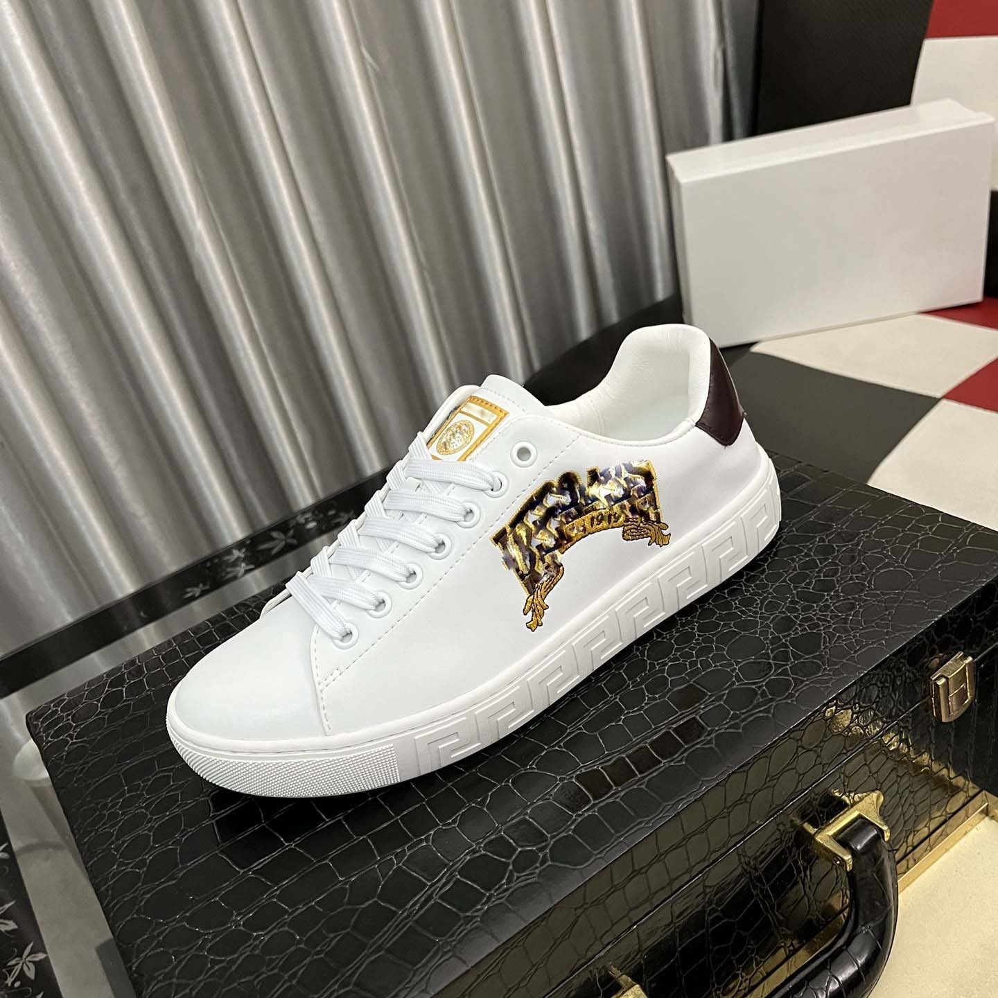 Damen Sneakers mit modischem Design und einzigartigem Markendetail R&B