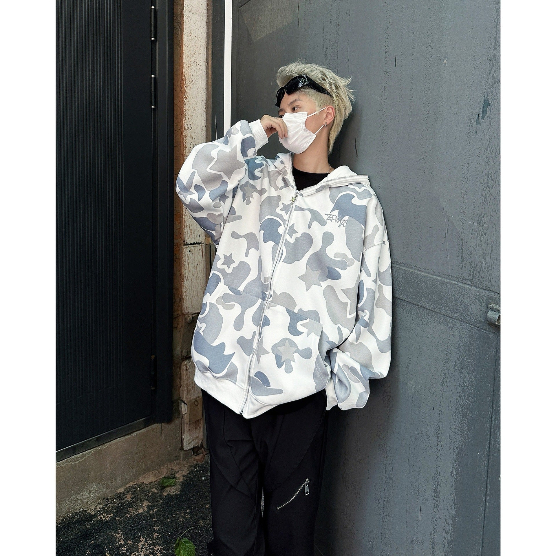 Damen Kapuzenpullover mit einzigartigem Camouflage-Design und aufwendiger Stickerei