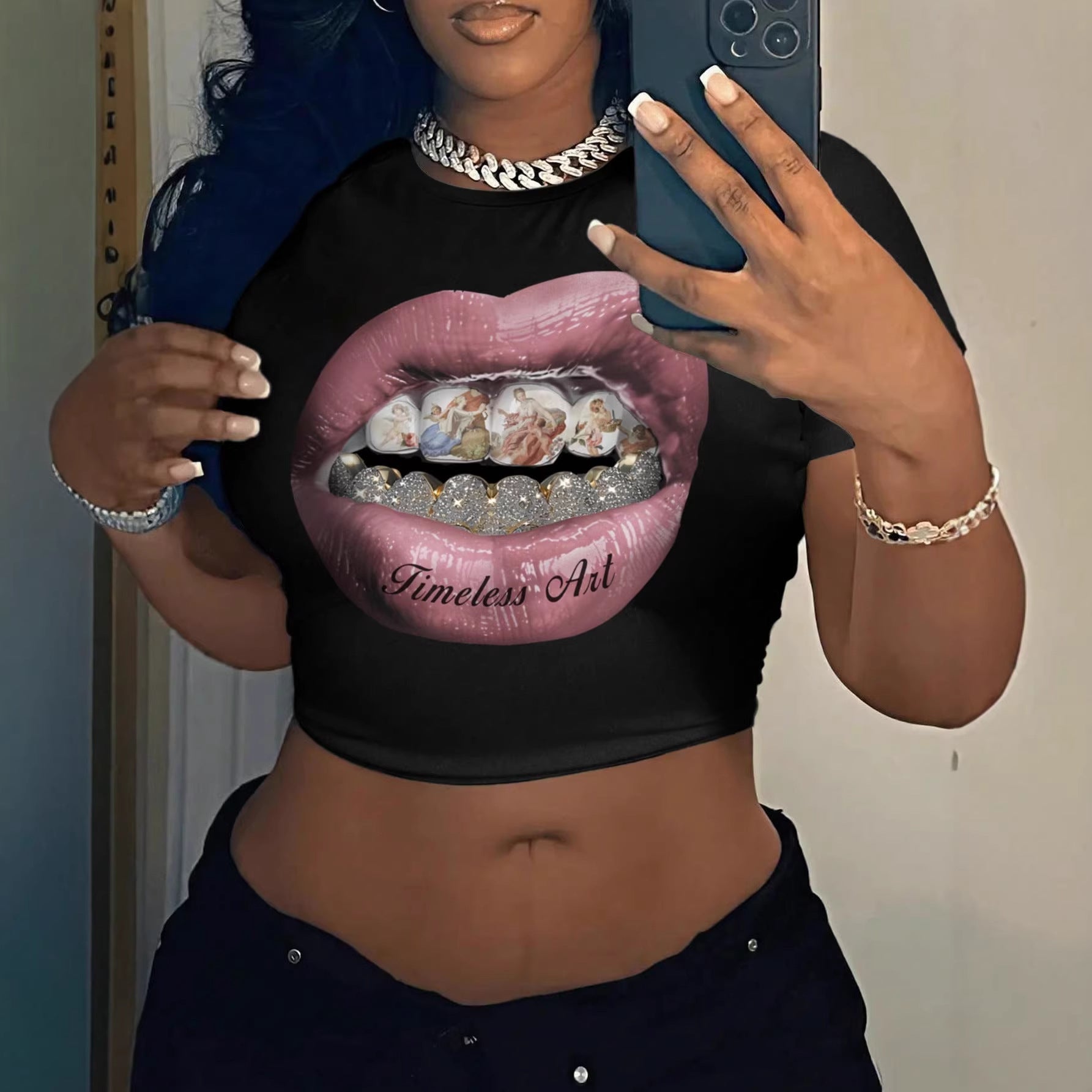 Damen Crop-T-Shirt mit kreativem Grafikdesign und einzigartigem Statement R&B