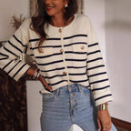 Damen komfortable Strickjacke mit modischem Streifenmuster und eleganten Knopfdetails