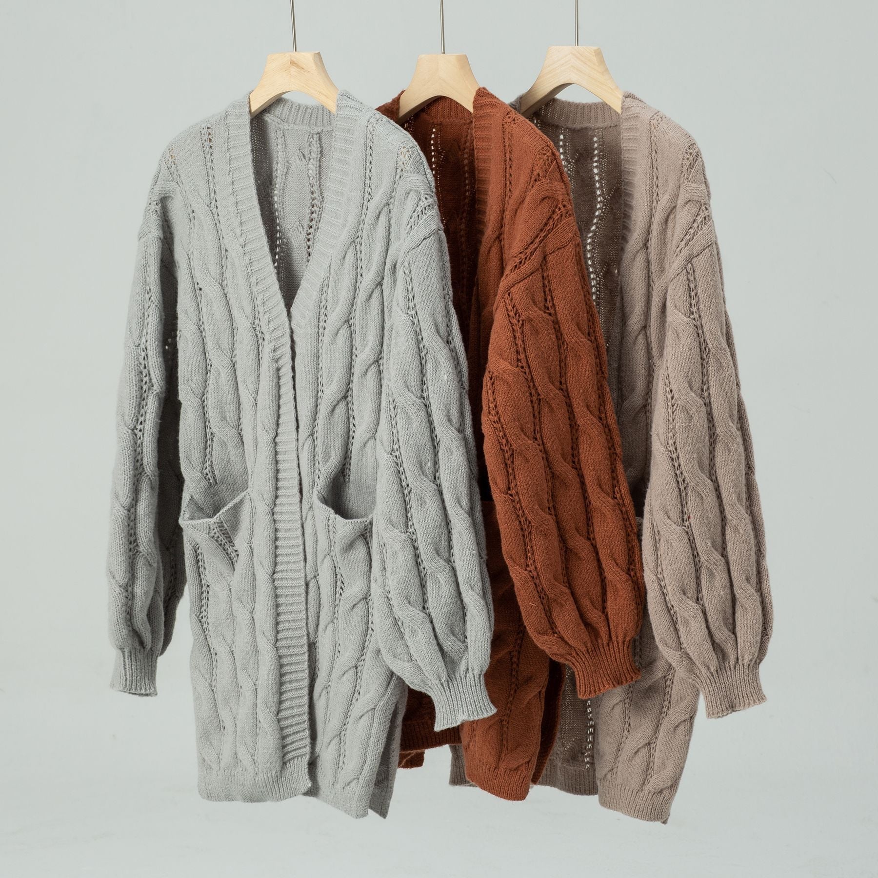 Damen Strickjacke mit V-Ausschnitt und praktischen Taschen R&B