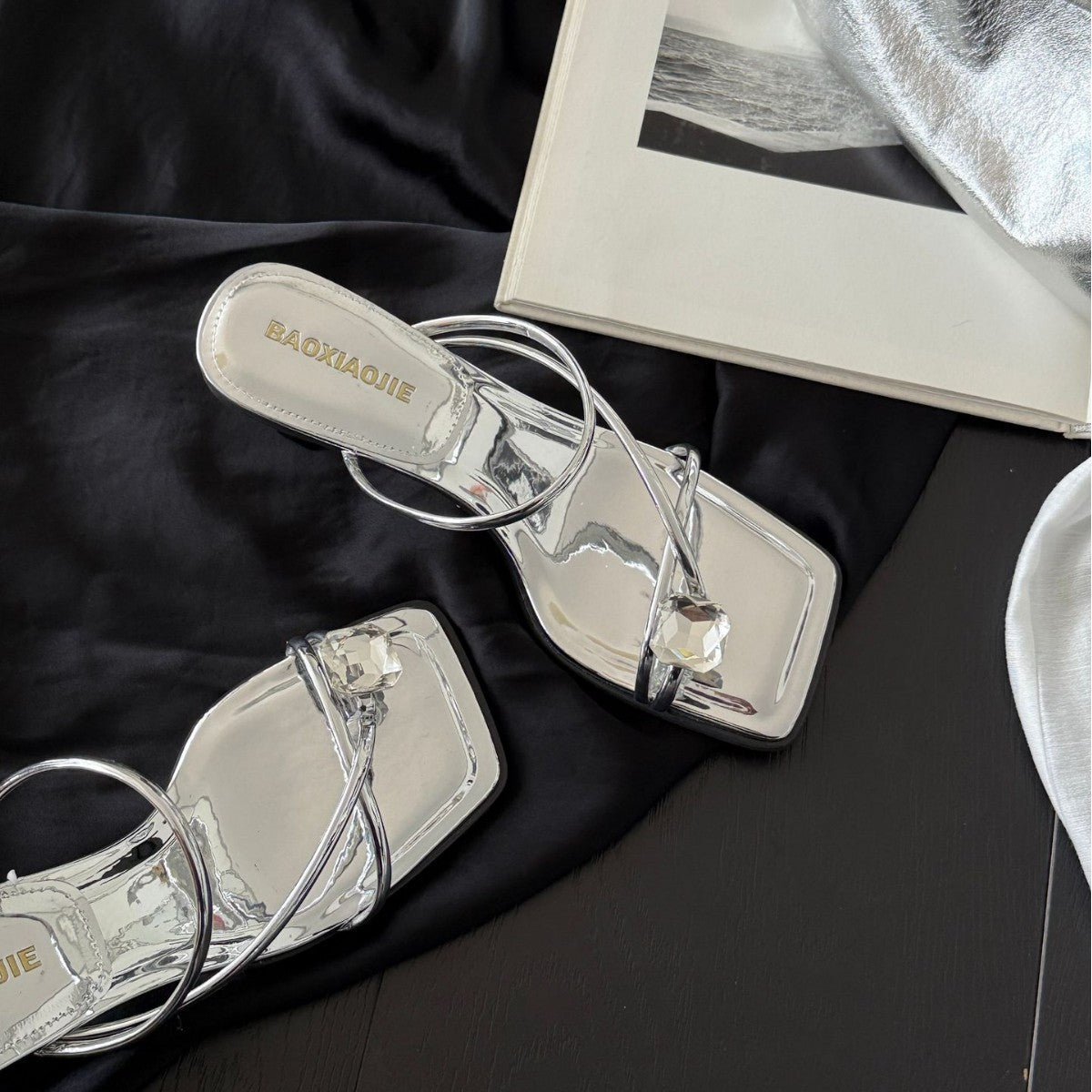 Damen Modische Plateau-Sandalen mit elegantem Riemendesign und glänzender Oberfläche