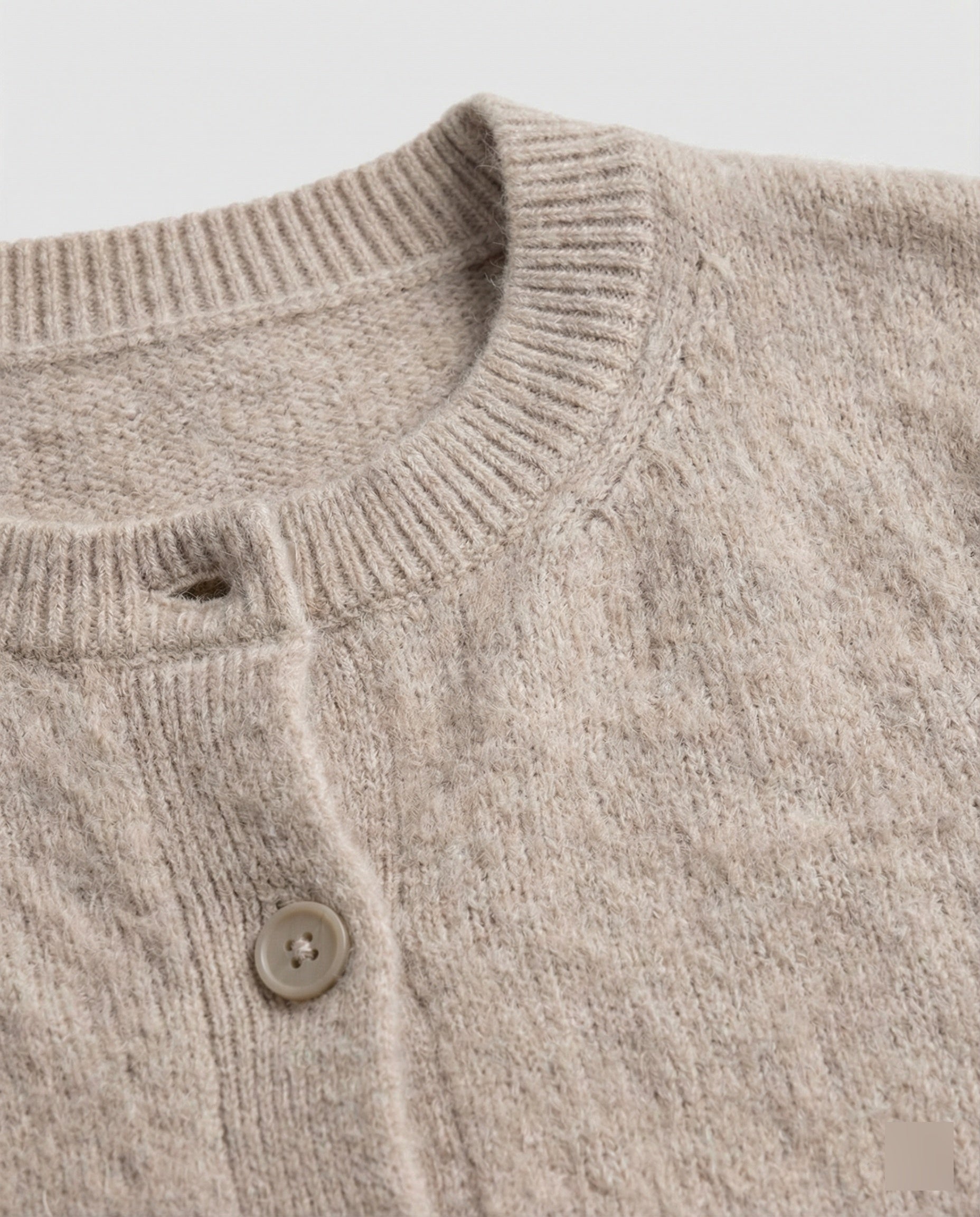 Eleganter Damen Strickcardigan aus weichem gR&Bürstetem Kaschmir für den Herbst
