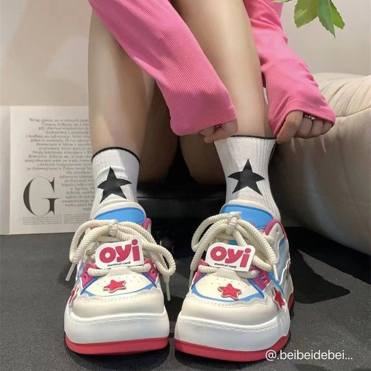 Damen Sneakers im kreativen Design mit bunten Sternapplikationen und dämpfender Sohle R&B