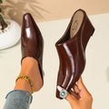 Damen Mules mit elegantem spitzem Design und glänzender Oberfläche R&B