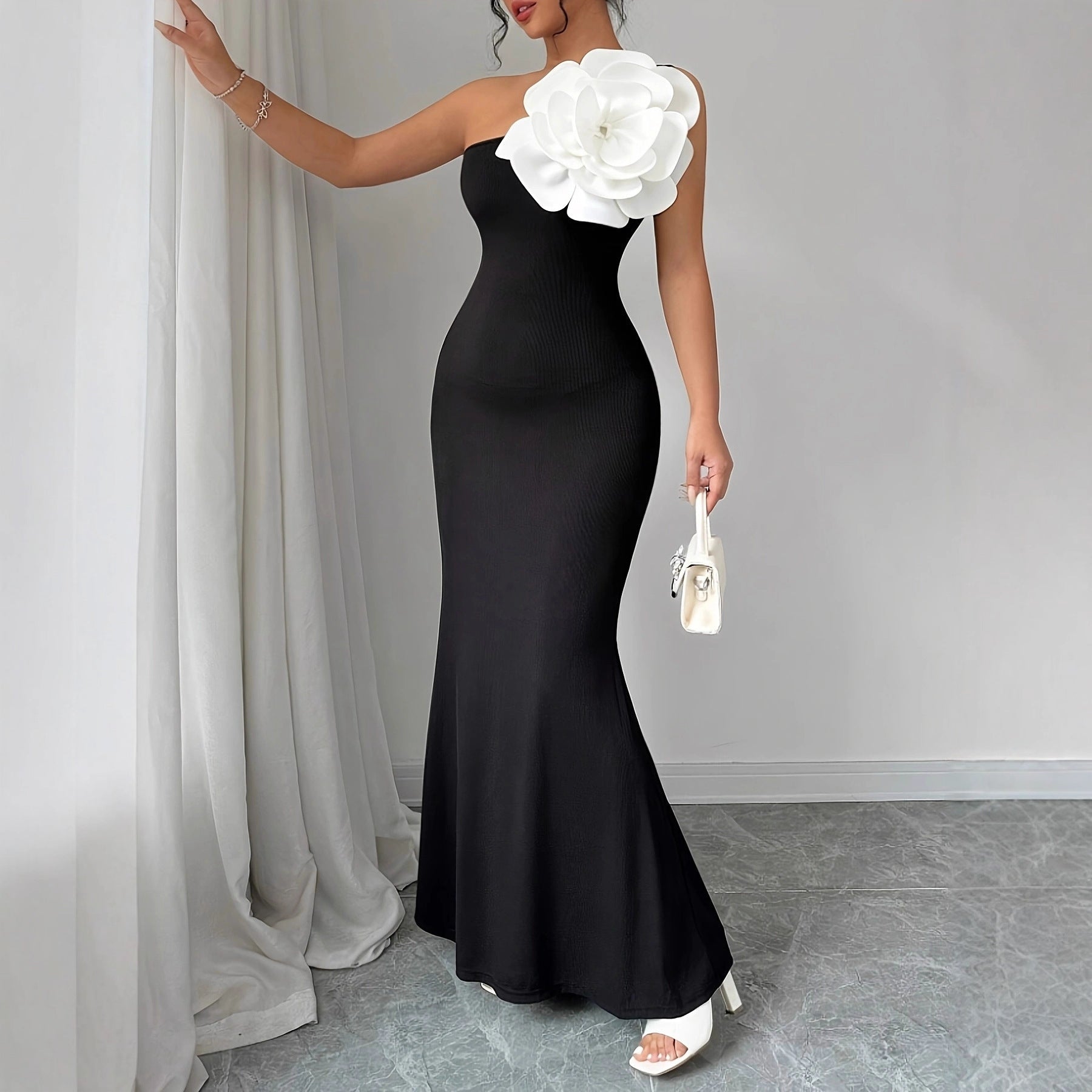 Damen figurbetontes Maxikleid mit asymmetrischem Design und dekorativer Blütenapplikation R&B