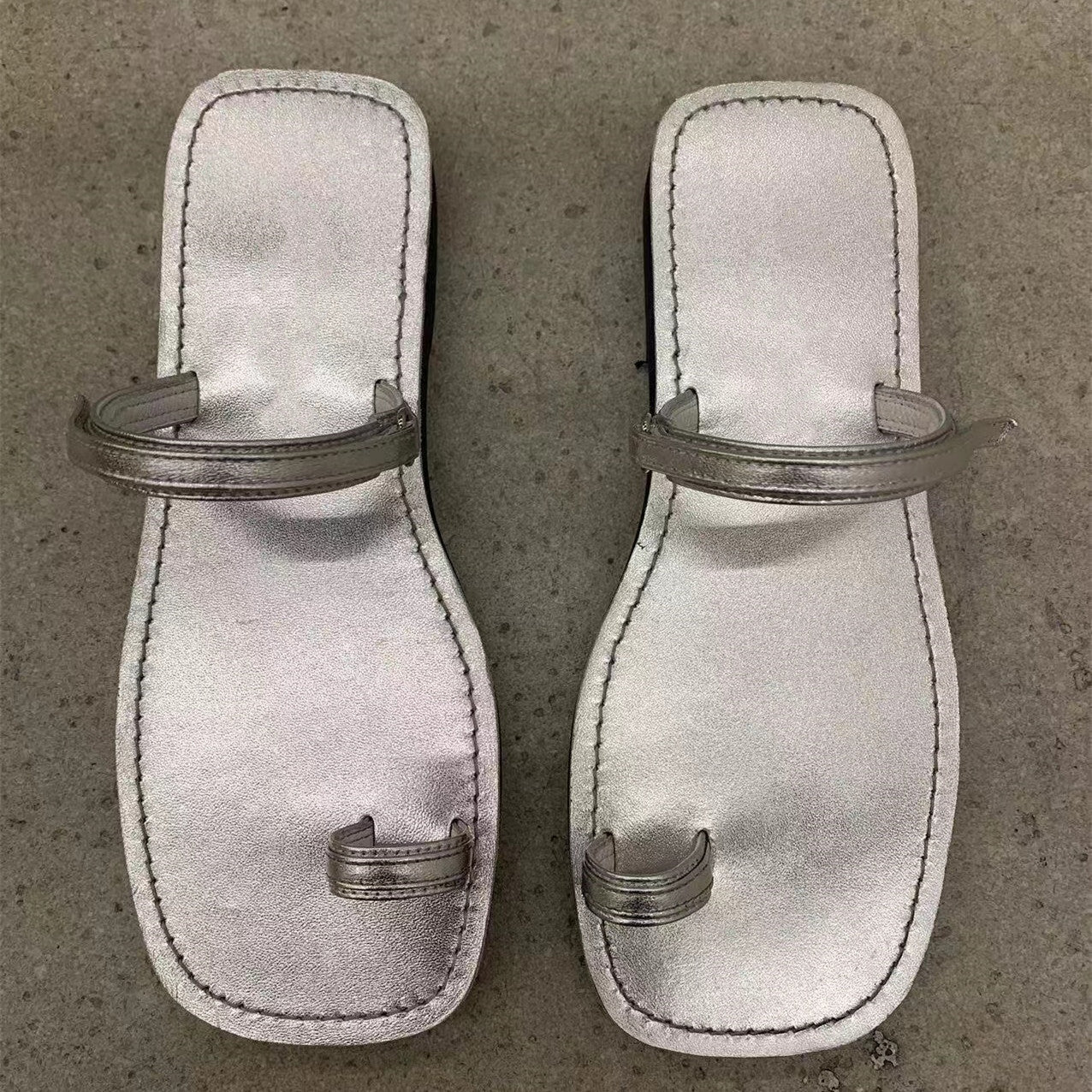 Damen eleganten Zehentrenner-Sandalen mit modischem Riemendesign und komfortablem Fußbett R&B