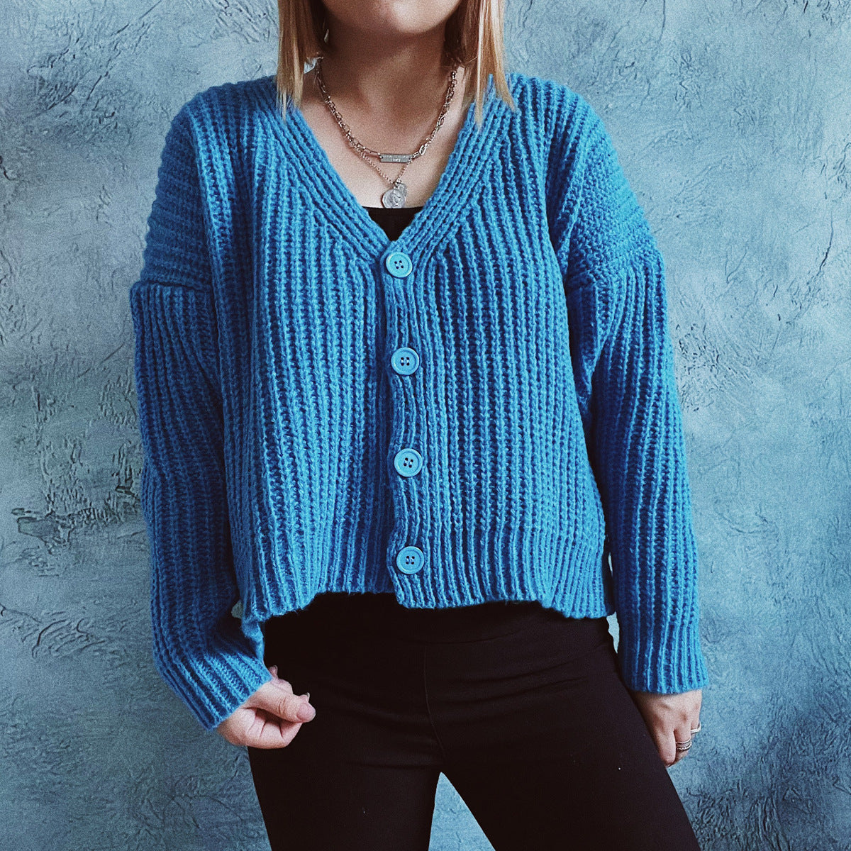 Damen kuschelige Strickjacke mit modernen Knopfdetails und weitem Schnitt R&B