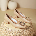 Damen elegante Pumps mit modischem Blockabsatz und funkelndem Schmuckdetail