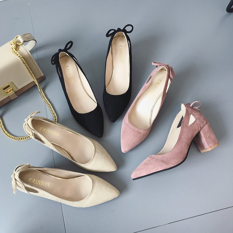 Damen nan spitze Pumps mit seitlichen Cut-Outs, Fersenband mit Zierkordel und massivem Blockabsatz R&B