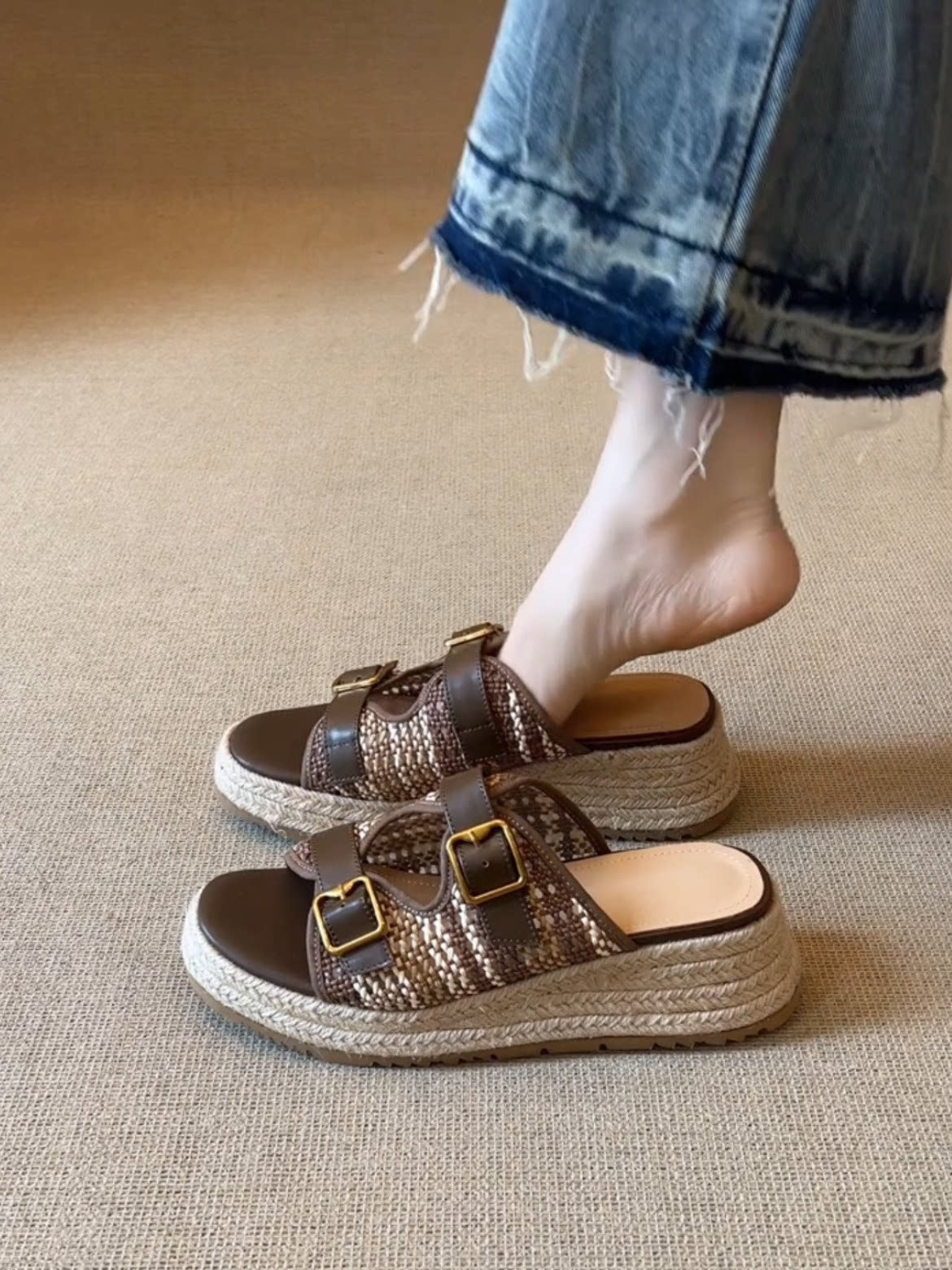 Damen komfortable Wedge-Pantoletten mit doppeltem Riemchen und geflochtenem Detail R&B