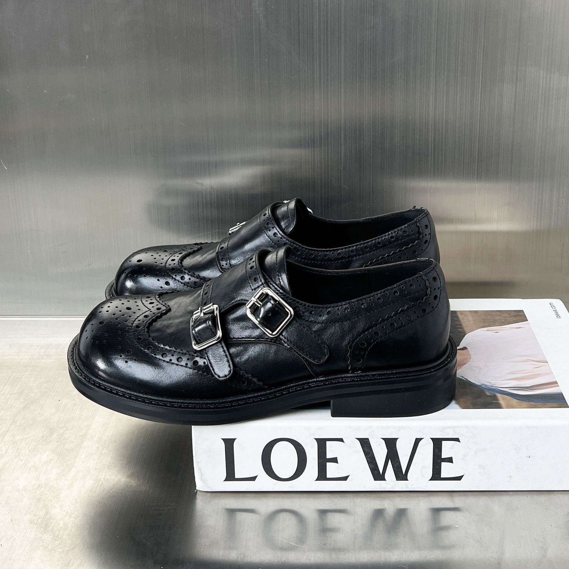 Damen Elegante Mokassins mit doppeltem Schnallenverschluss und feinem Broguemuster R&B