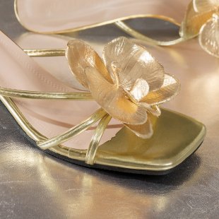 Damen elegante Riemensandaletten mit floralen Applikationen und glänzenden Goldakzenten R&B