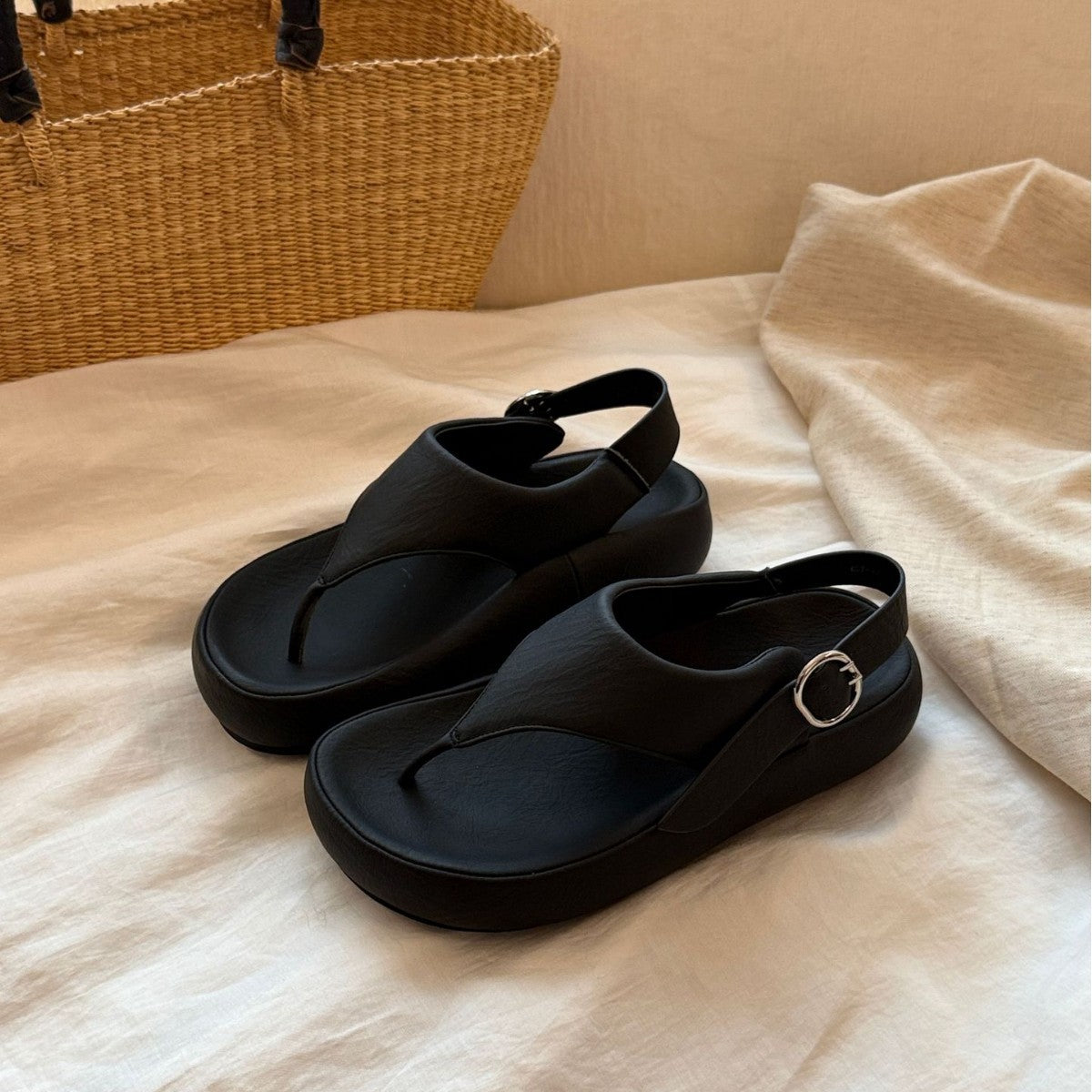 Damen Komfortable Zehentrenner-Sandalen mit modischem Riemen und ergonomischem Fußbett