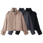 Damen nan kurze Wolljacke mit Stehkragen, Schulterklappen, verdeckter Knopfleiste und verstellbaren Manschetten R&B