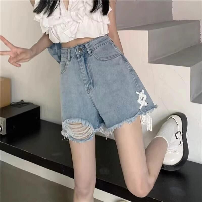 Damen Jeansshorts mit modischen Destroyed-Details und handgefertigten Akzenten
