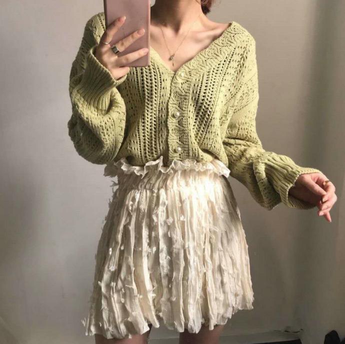 Damen Grobstrickpullover mit modischem V-Ausschnitt und Knopfdetails R&B