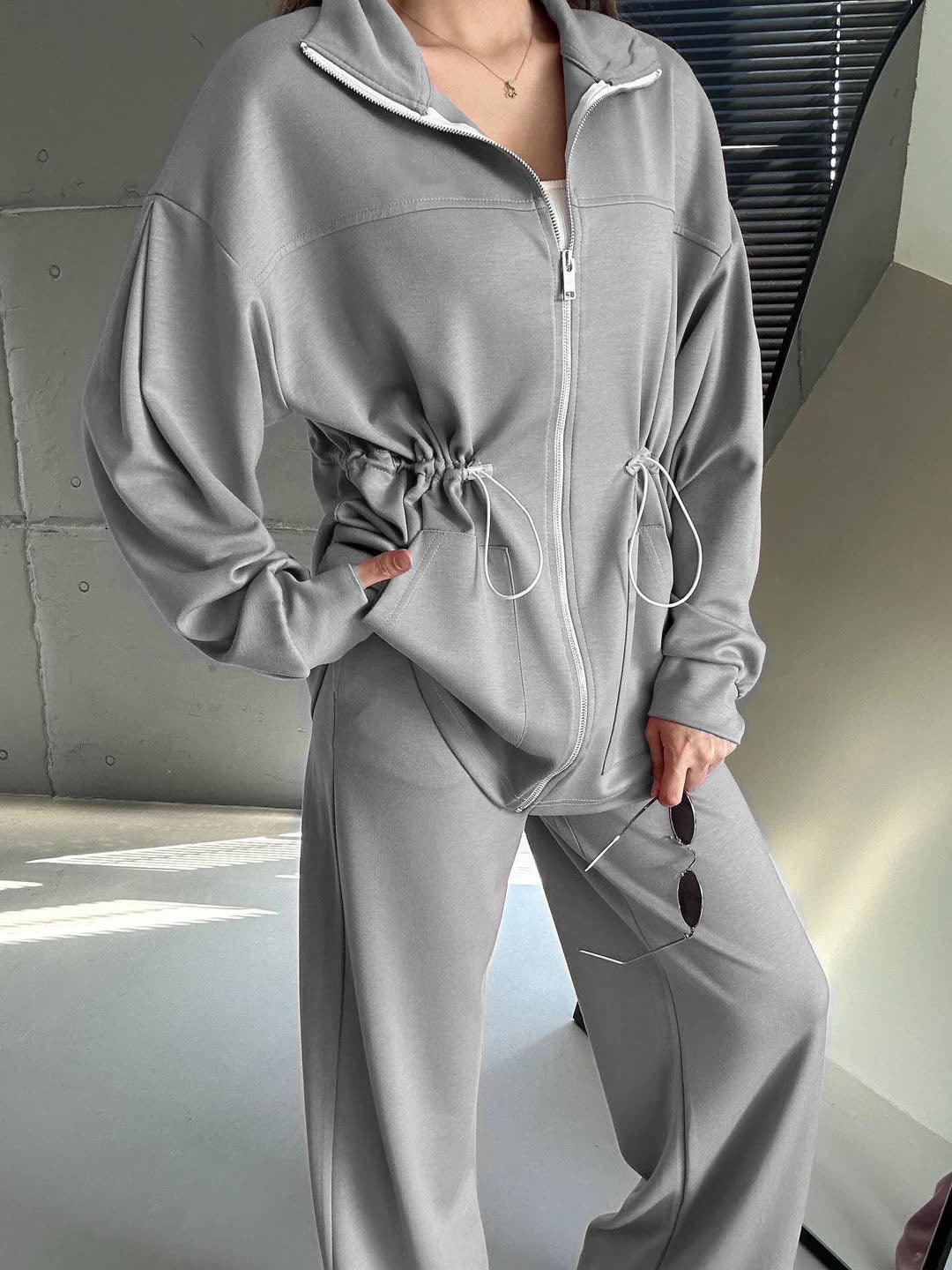 Damen modisches Satin-Sportanzug-Set mit verstellbarem Bund und hohem Kragen R&B