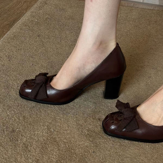 Damen elegante Pumps mit modischer Schleifenapplikation und bequemem Blockabsatz R&B