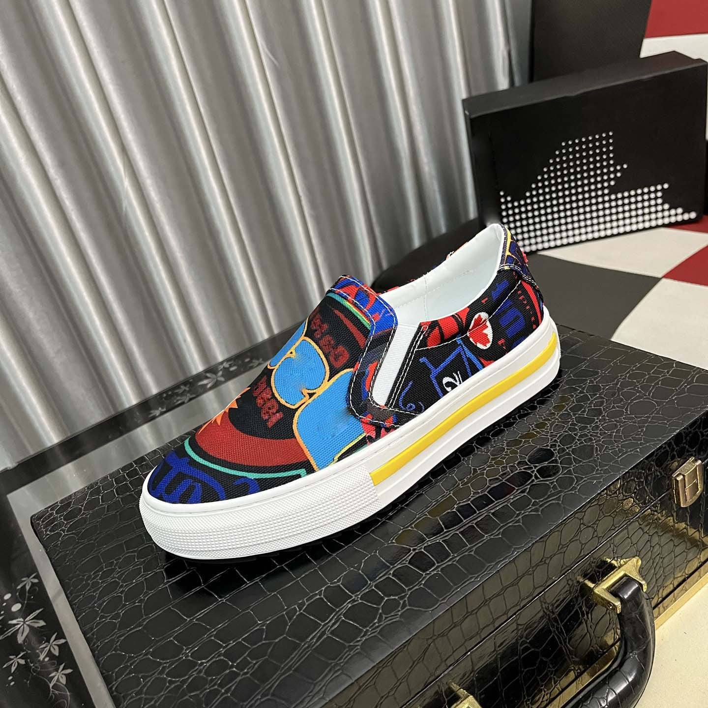 Damen Slip-On Sneakers mit kreativem Grafikdesign und rutschfester Sohle R&B