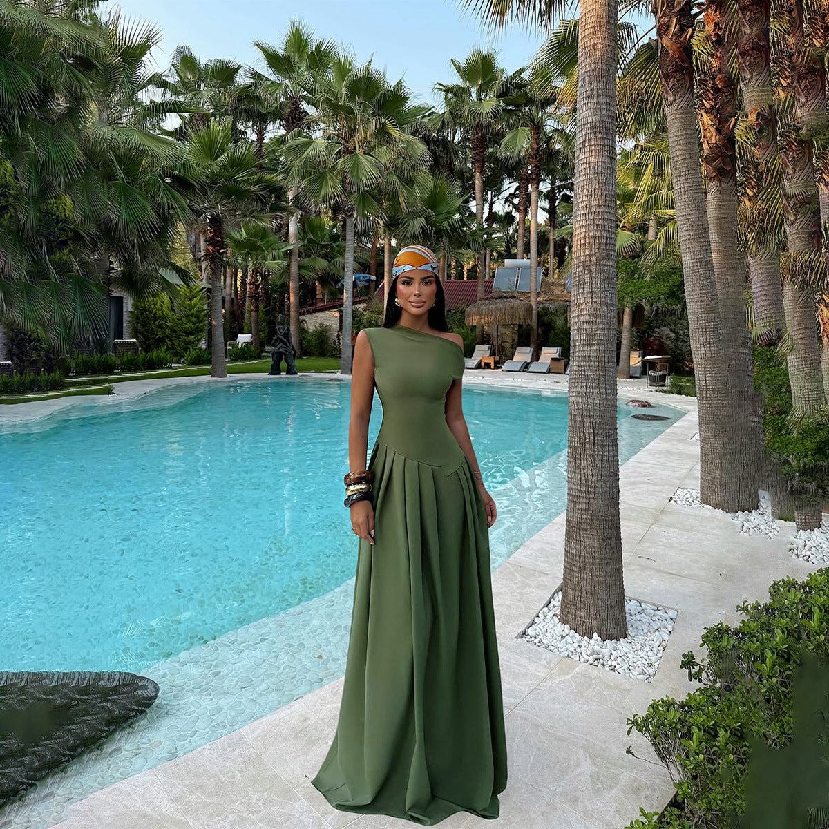 Damen Elegantes Abendkleid mit fließendem Schnitt und dekorativem Faltenwurf R&B