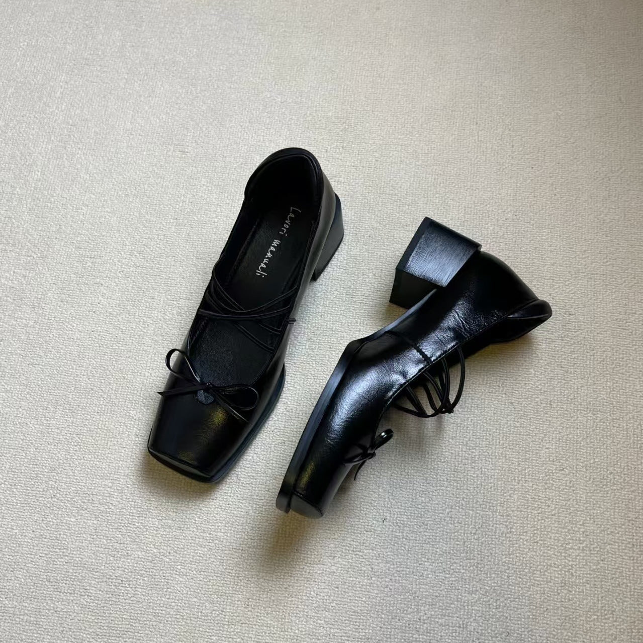 Damen Quadratpumps mit dekorativen Schnürdetails und elegantem Blockabsatz