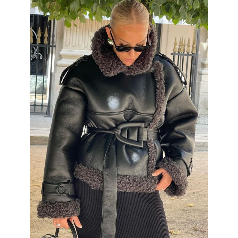 Damen Kunstlederjacke mit teddyähnlicher Innenausstattung und eleganter Gürtelbindung R&B