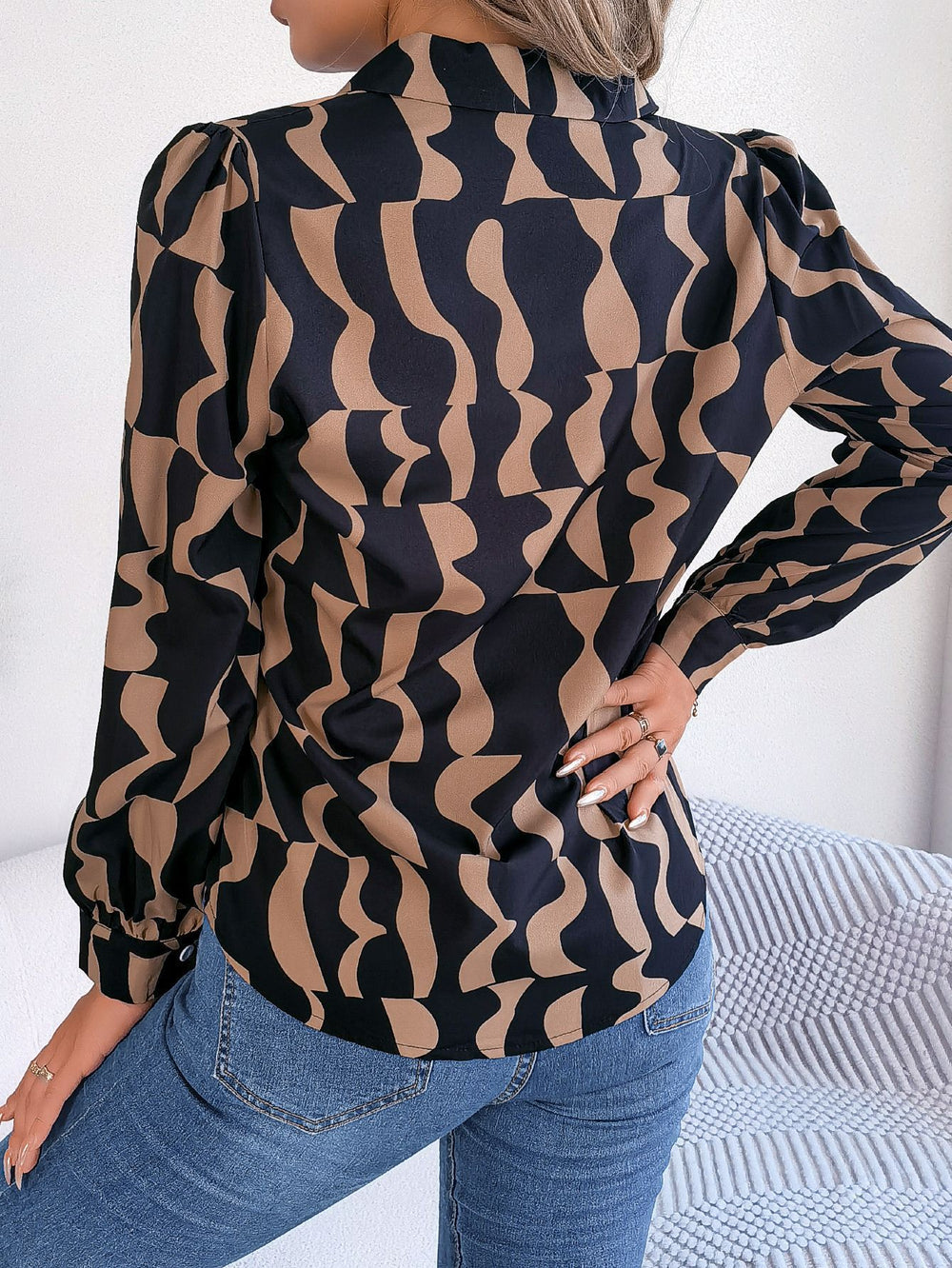 Damen Hemdbluse mit modernem grafischem Muster und eleganter Button-Down-Leiste R&B