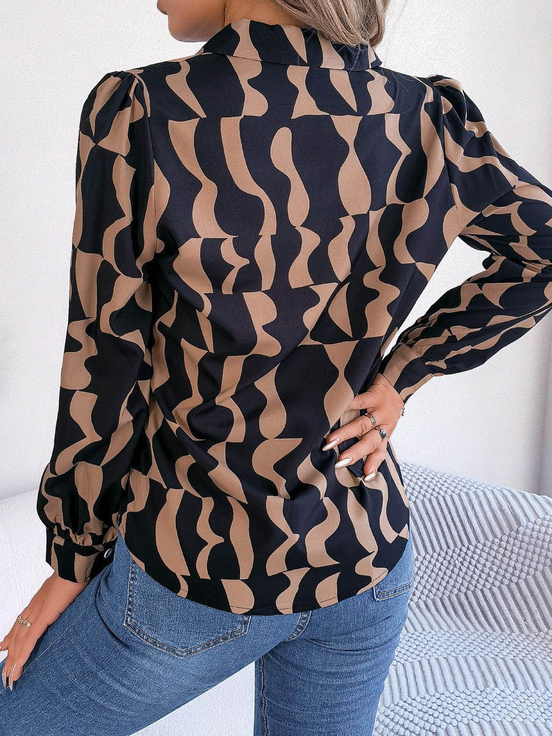 Damen Hemdbluse mit modernem grafischem Muster und eleganter Button-Down-Leiste R&B