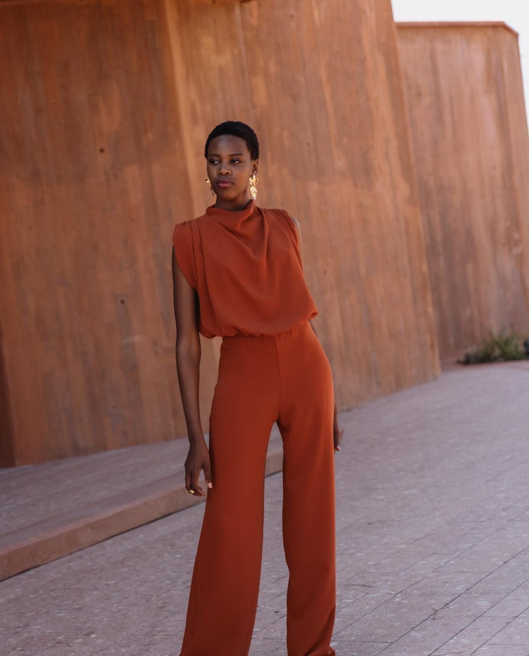 Damen Eleganter Jumpsuit mit hochgeschlossenem Kragen und weiten Beinen R&B