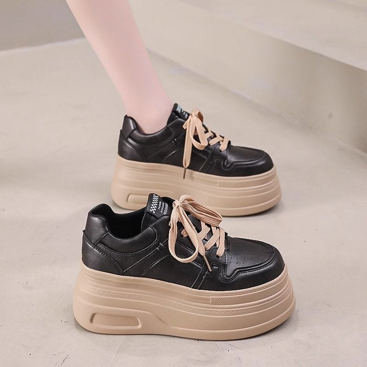 Damen Plateausneaker mit robustem Obermaterial und modischer Schnürung