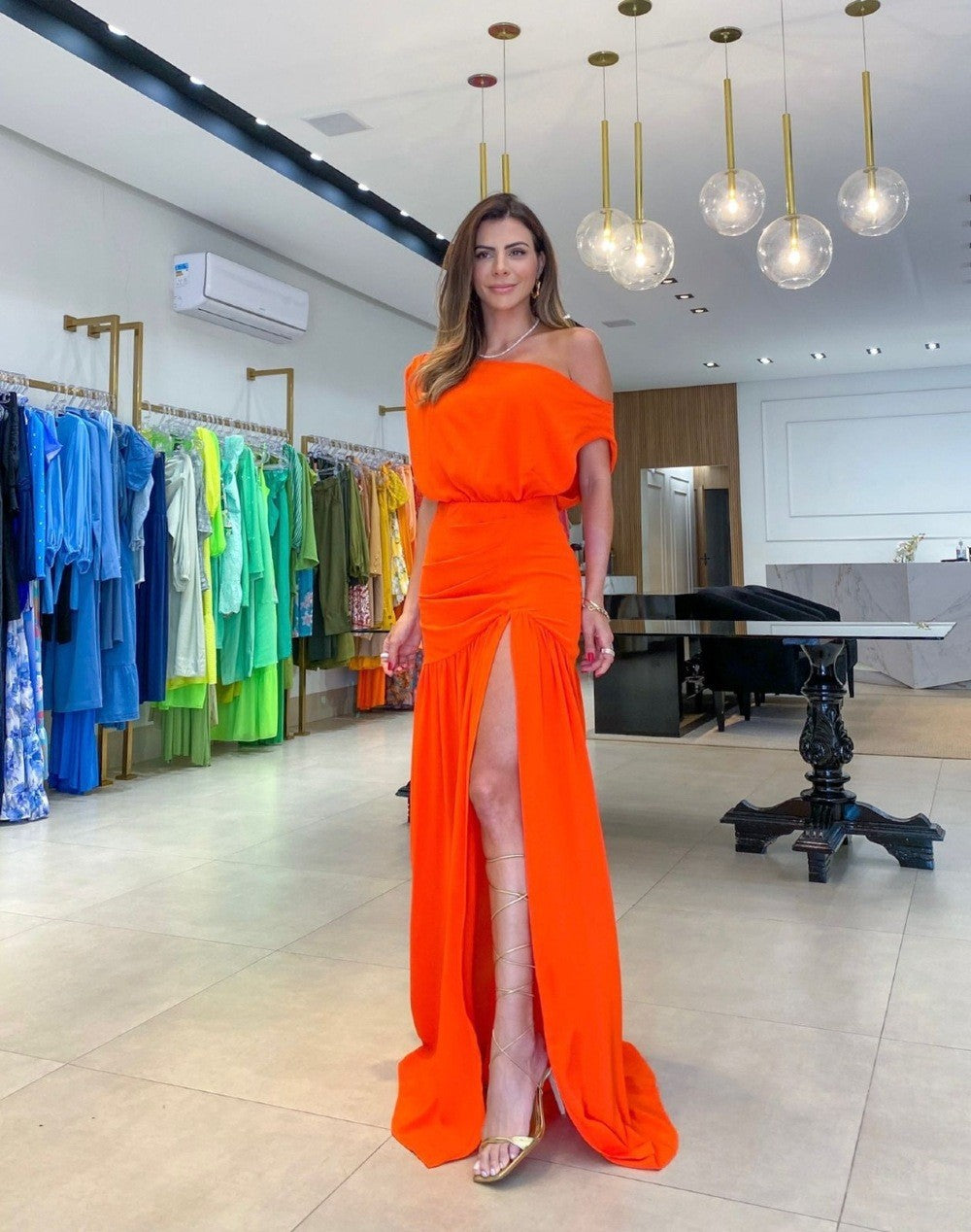 Damen Elegantes Abendkleid mit schulterfreiem Design und hohem Schlitz R&B
