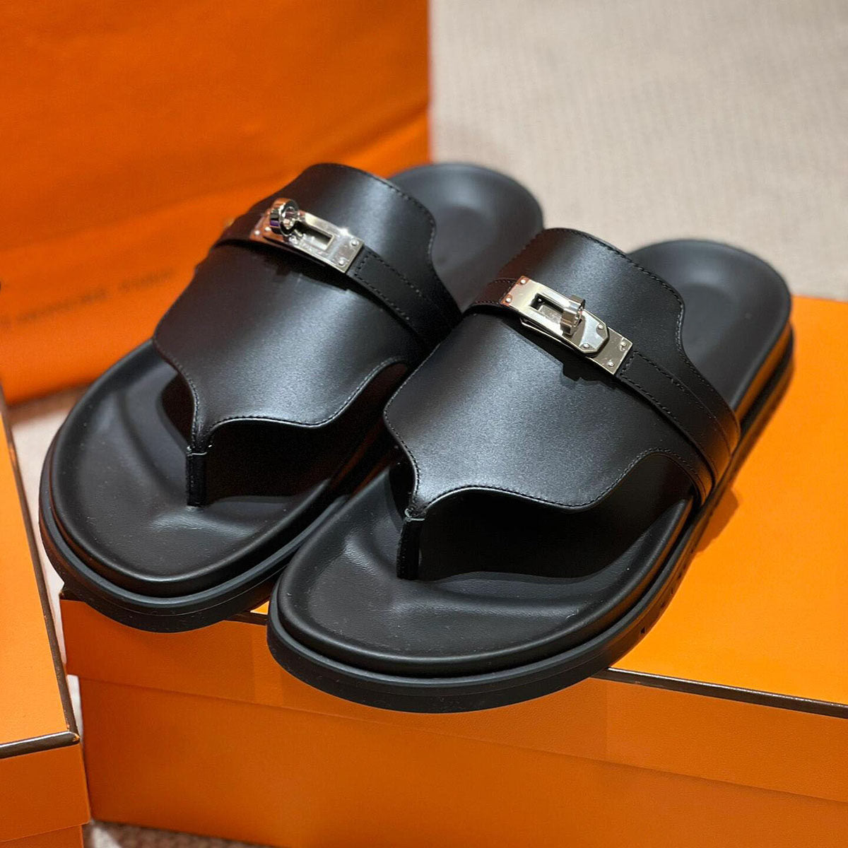 Damen elegante Zehentrenner-Sandalen mit luxuriösem Riemendesign und Komfortfußbett R&B