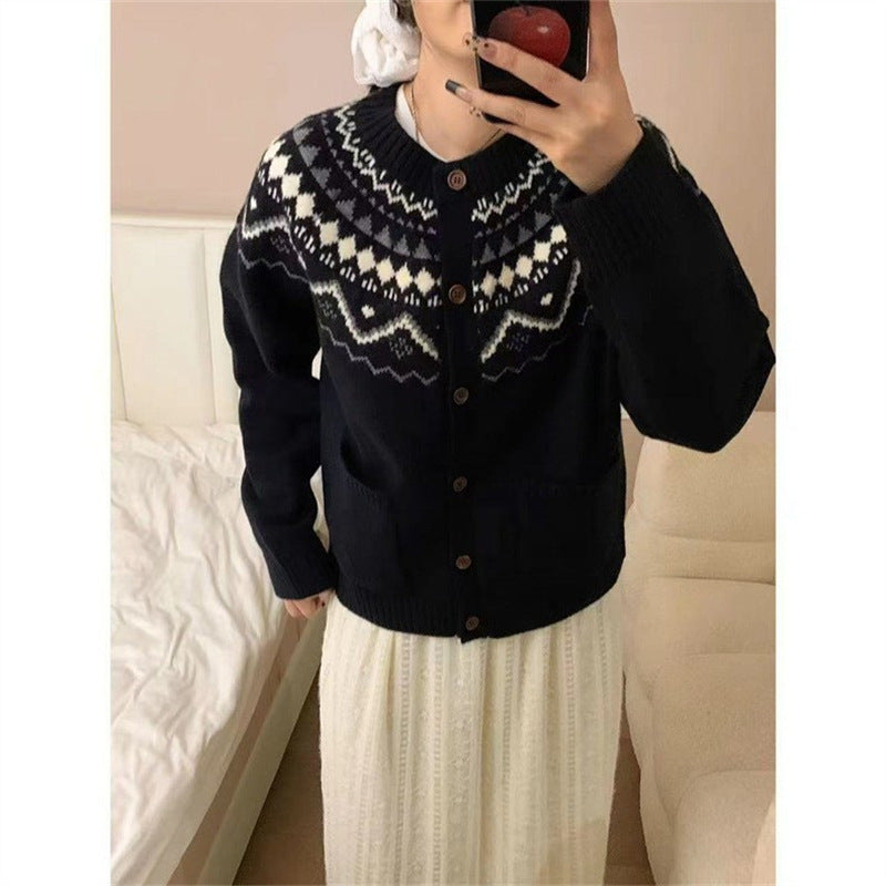 Damen Strickjacke im skandinavischen Stil mit dekorativem Muster und praktischen Taschen R&B