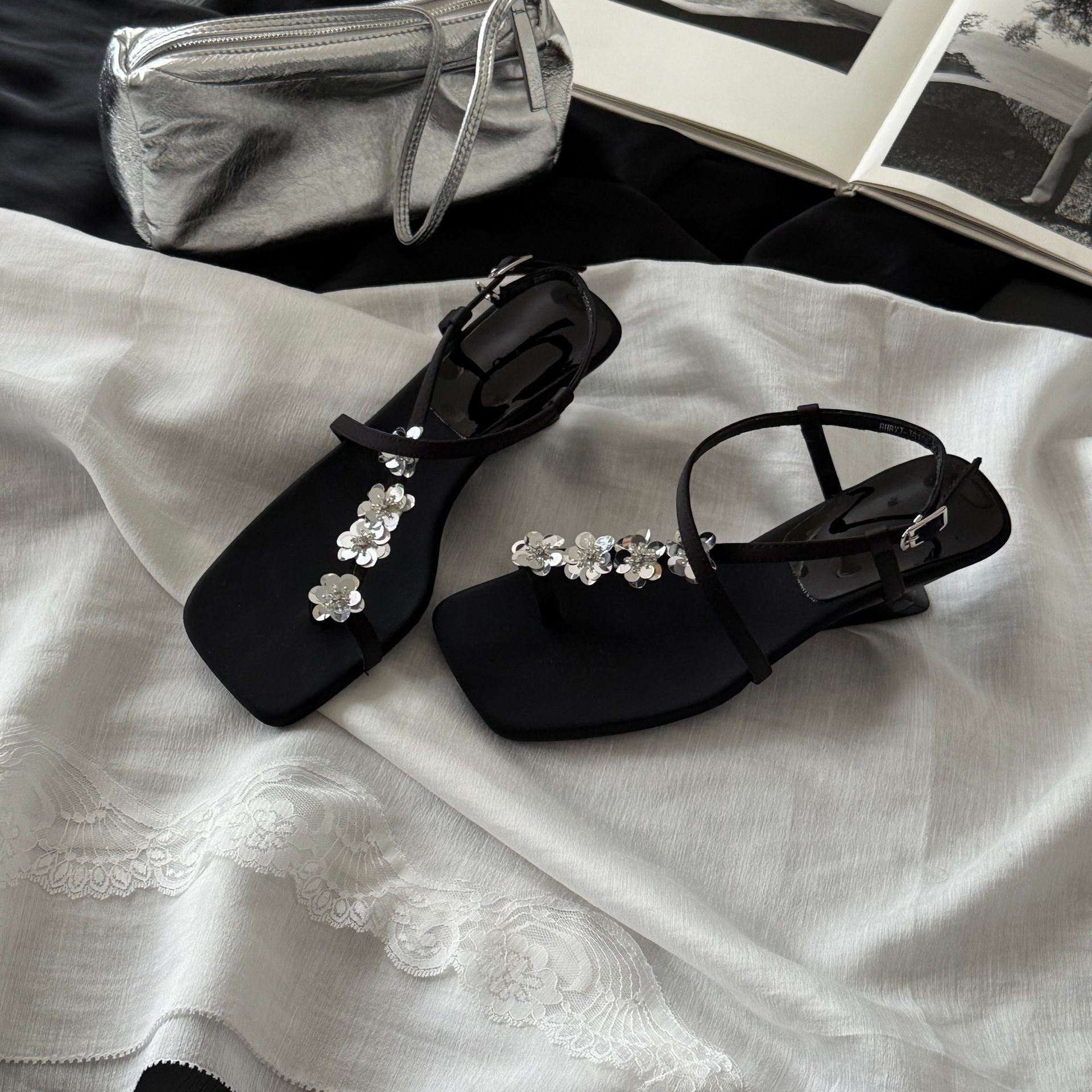 Damen Elegante Keil-Sandalen mit dekorativen Blütenapplikationen R&B