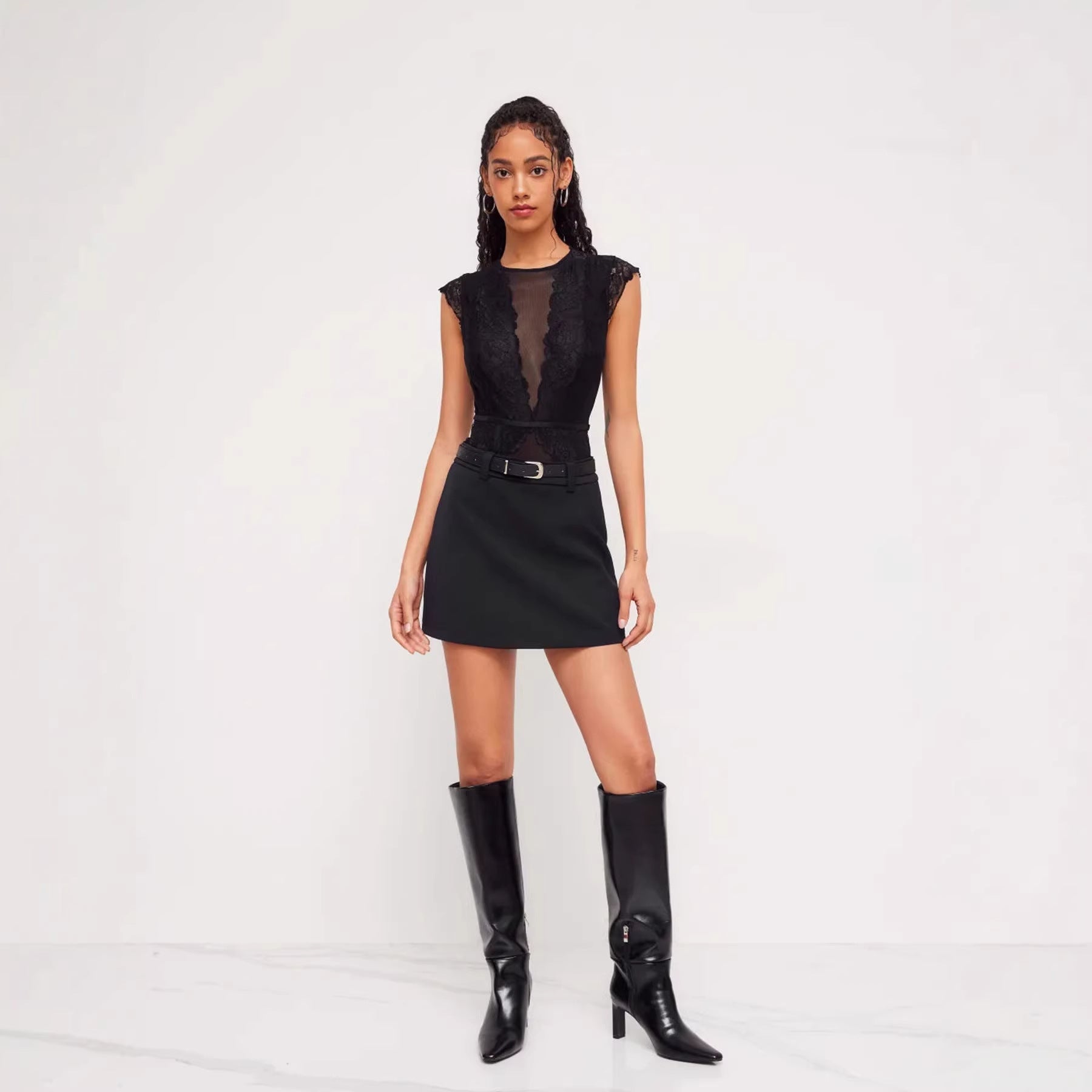 Damen Elegantes Spitzenbody mit tiefem V-Ausschnitt und zarten Rüschendetails R&B