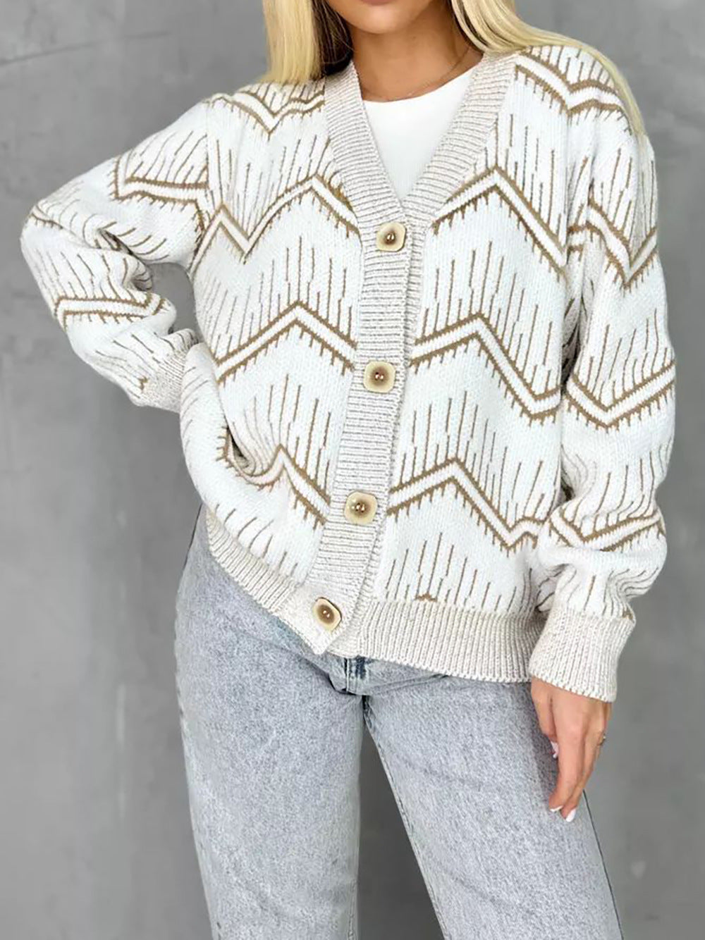 Damen Strickjacke mit modernem Chevron-Muster und erstklassigen Knopfdetails R&B