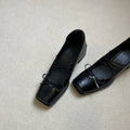 Damen Quadratpumps mit dekorativen Schnürdetails und elegantem Blockabsatz