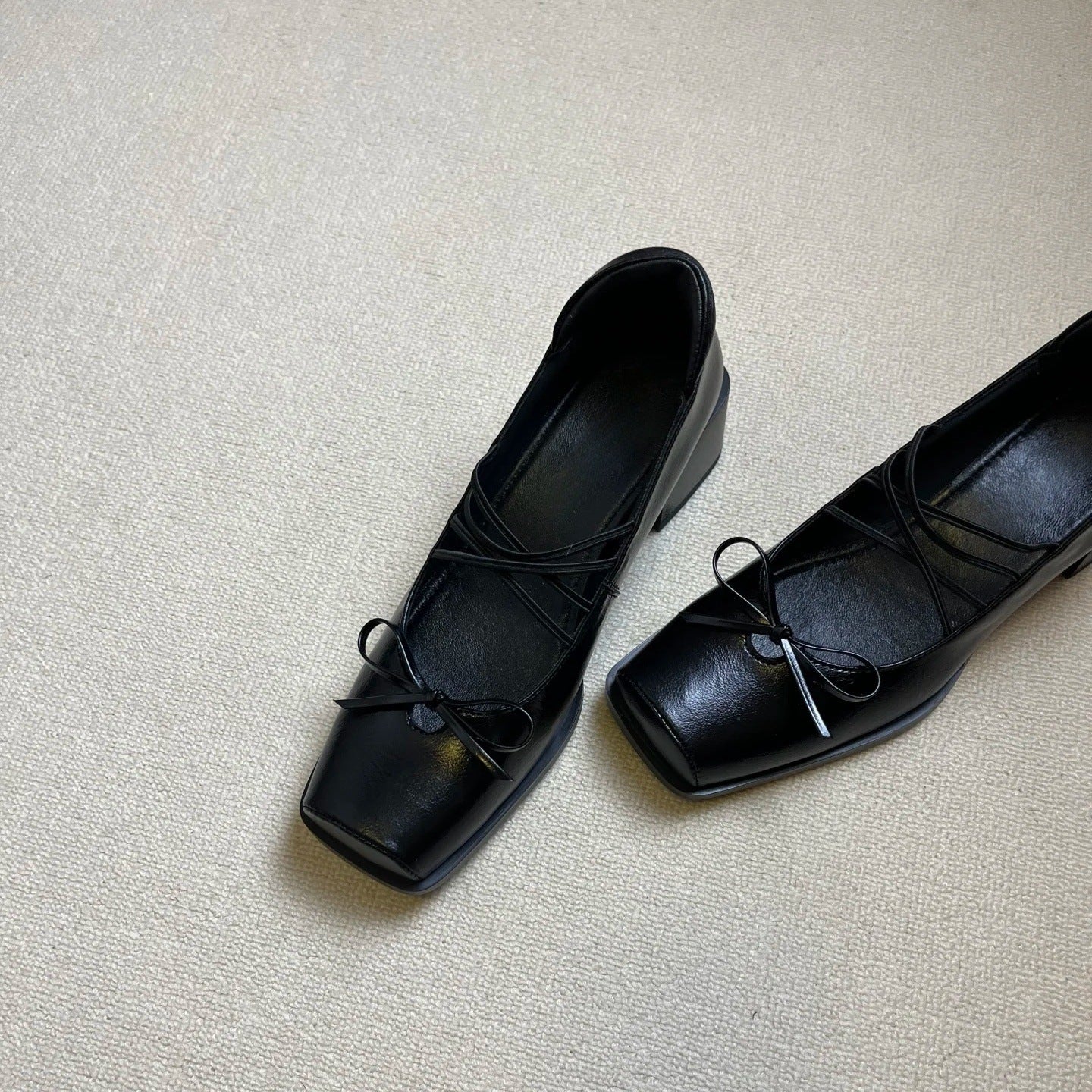 Damen Quadratpumps mit dekorativen Schnürdetails und elegantem Blockabsatz