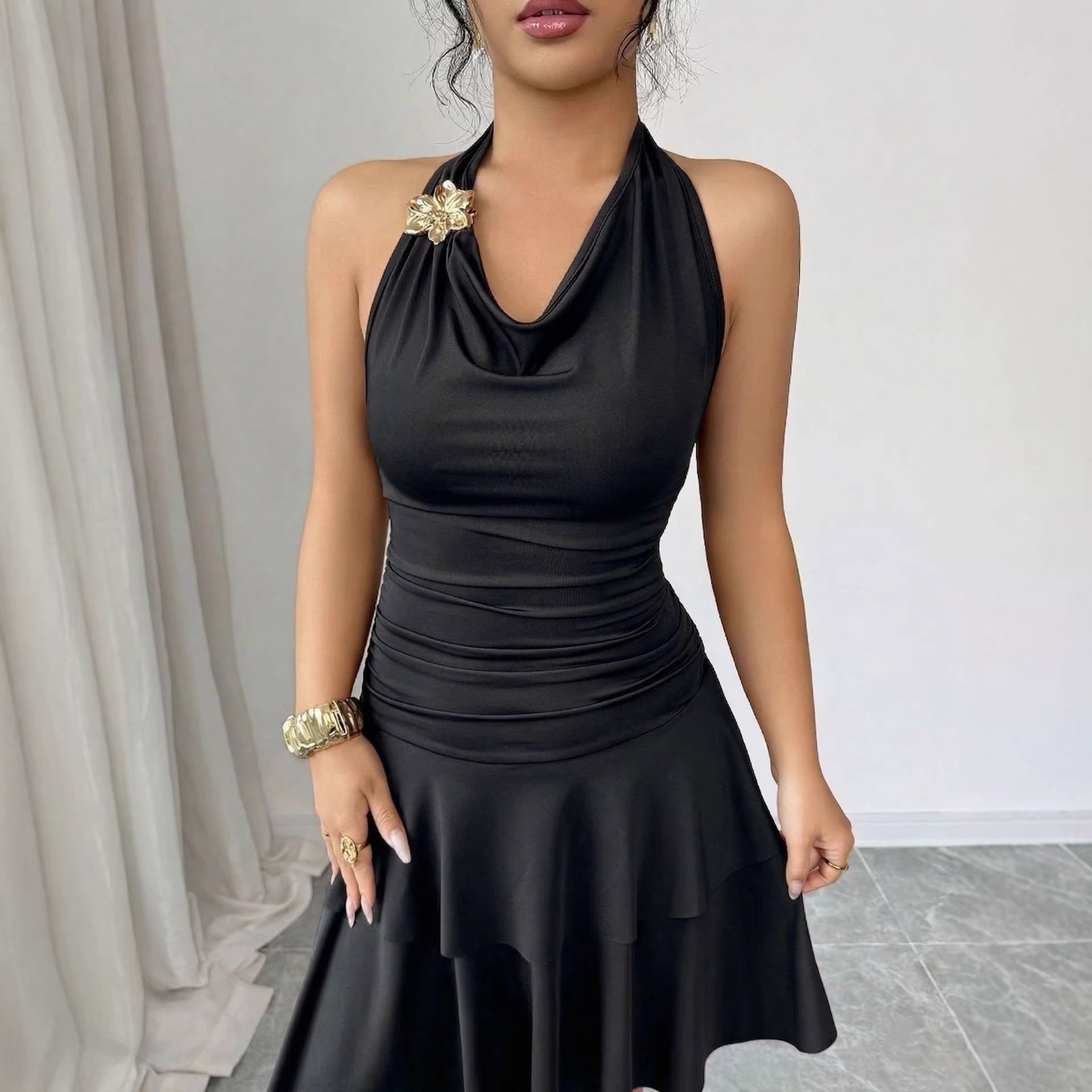 Damen nan Halter-Midikleid mit Wasserfall-Ausschnitt, taillierter Raffung und stufenweisem Volantrock R&B